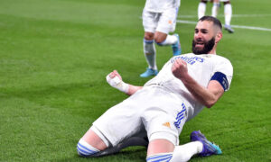 فرحة كريم بنزيما لاعب ريال مدريد بتسجيله الهاتريك بمرمى باريس سان جيرمان 9 اذار 2022 (Getty)

